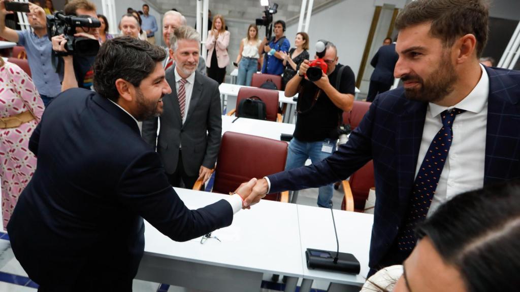 El candidato del Partido Popular para presidir Murcia, Fernando López Miras (i), saluda al presidente de Vox en la Región de Murcia, y diputado en la Asamblea, José Ángel Antelo (d), durante el segundo debate de Investidura en la Asamblea Regional, a 6 de septiembre de 2023, en Cartagena.