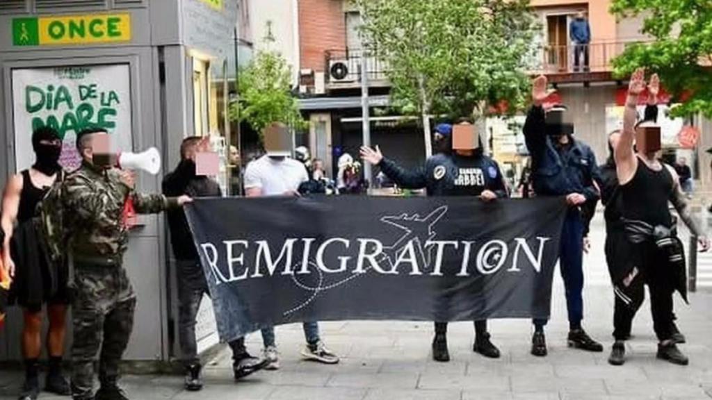 Manifestación en la que los integrantes de Deport Them Now apoyaron a Vox con la lona de 'remigración' (a la izquierda, vestido de camuflaje, su líder).