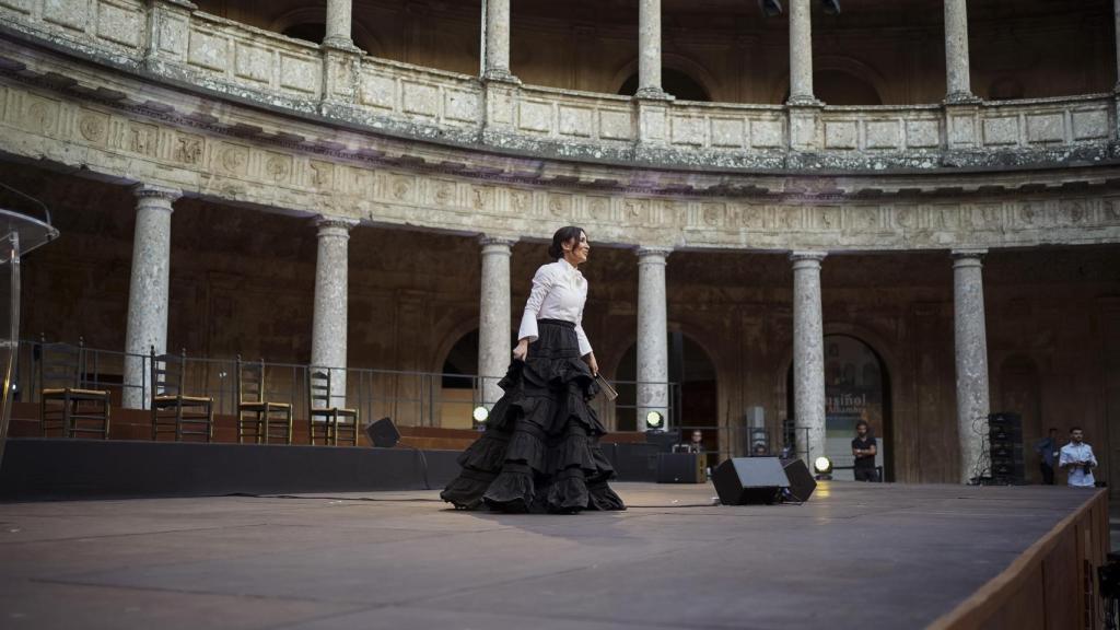 Cruz Sánchez de Lara, vicepresidenta ejecutiva de EL ESPAÑOL, en el escenario durante la gran Alfombra del liderazgo femenino celebrada en el Palacio de Carlos V.