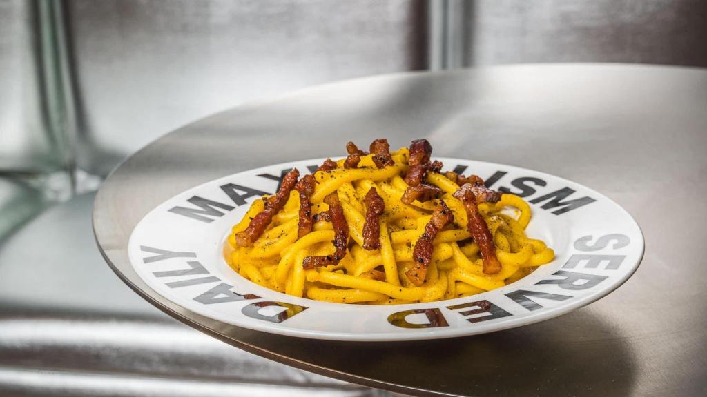 Un plato colmado de pasta carbonara.