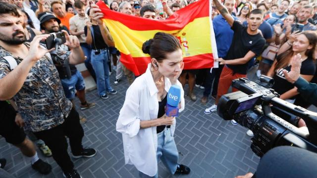 Manifestantes intentan boicotear el directo de la periodista de TVE, Esther Yáñez, este martes en Torre Pacheco.
