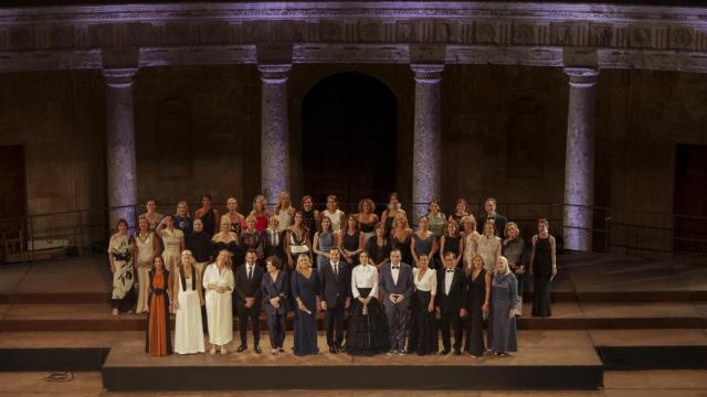 Foto de familia tomada durante la gran Alfombra de la Cultura y el Liderazgo Femenino en La Alhambra de Granada.