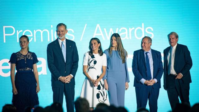 Imagen de archivo de los Reyes, la Princesa Leonor, la Infanta Sofía y el ministro de Industria y Turismo durante la entrega de los XV Premios Fundación Princesa de Girona