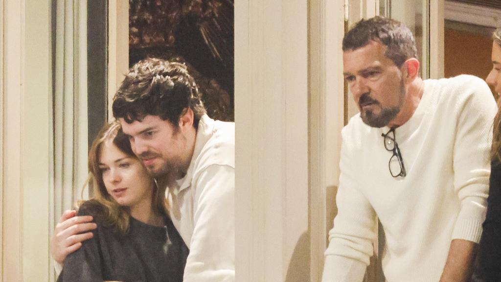 Antonio Banderas, con su hija Stella del Carmen Banderas y su novio, Álex Gruszynski, en la Semana Santa de Málaga en 2024.