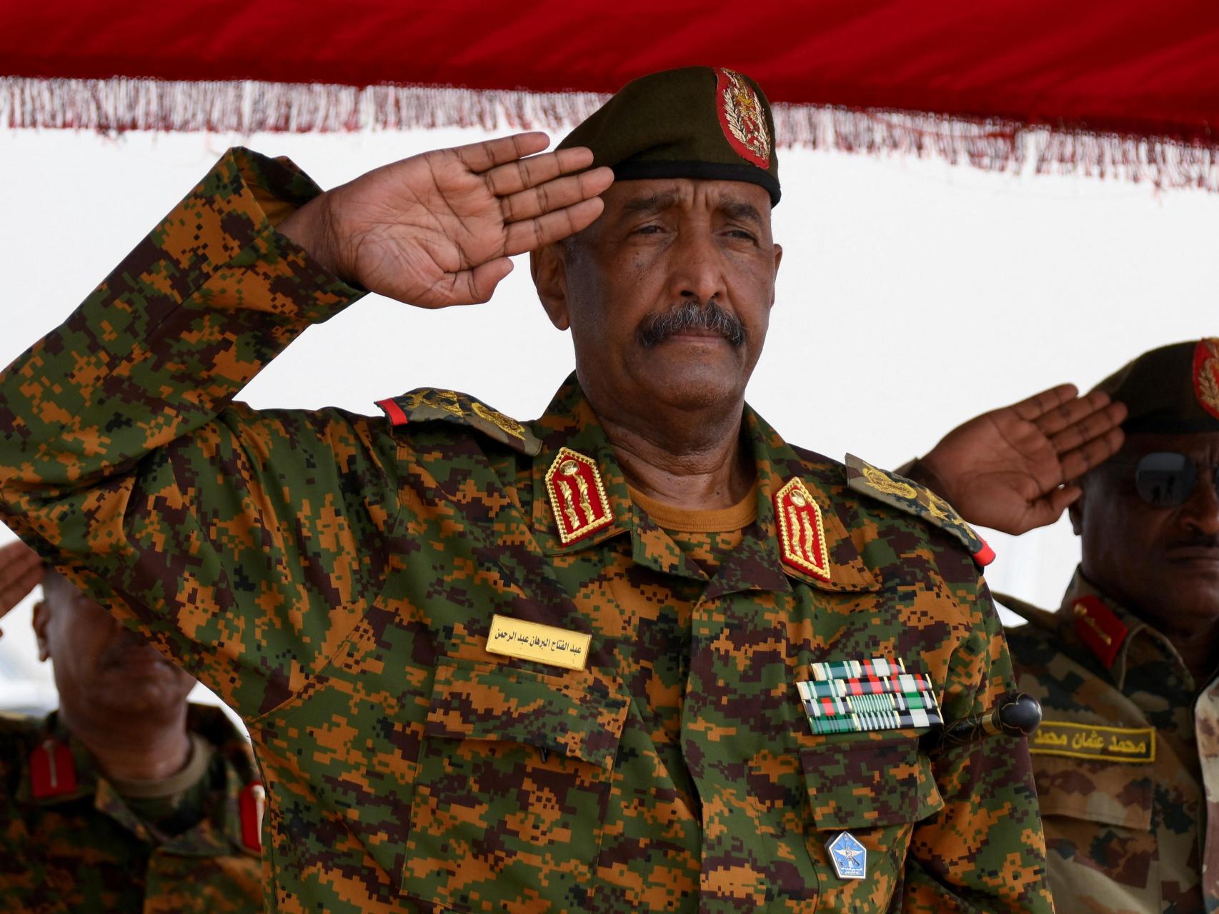 Burhan, presidente de Sudán, en una parada militar de 2023.