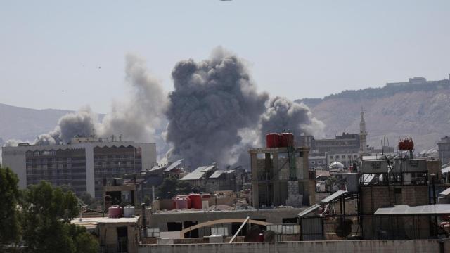 Una columna de humo tras los ataques al Ministerio de Defensa de Siria en Damasco.