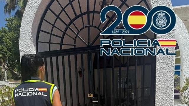 Una agente en la capilla de la Virgen del Carmen en Marbella.