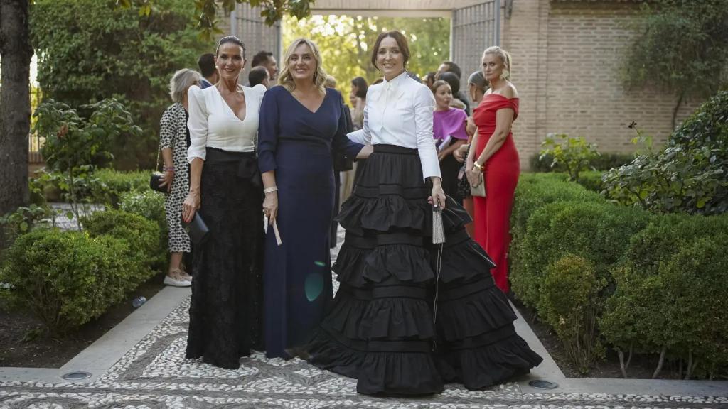 Carmen Salamero, directora de RRHH de LOEWE Perfumes y de LVMH Beauty Iberia; Marifrán Carazo, alcaldesa de Granada; y Cruz Sánchez de Lara, vicepresidenta ejecutiva de EL ESPAÑOL.