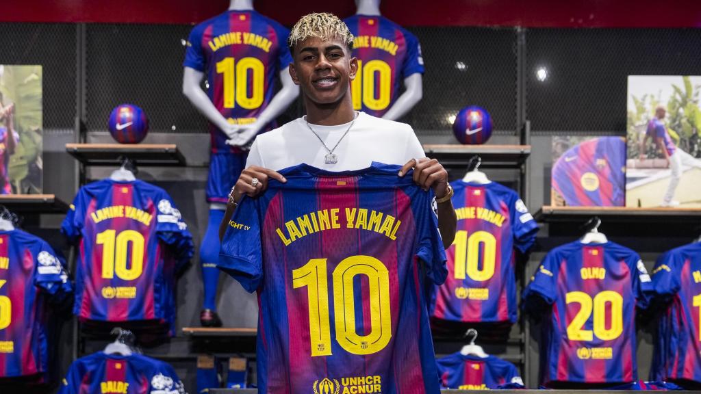 Lamine Yamal posa con la '10' del Barça.
