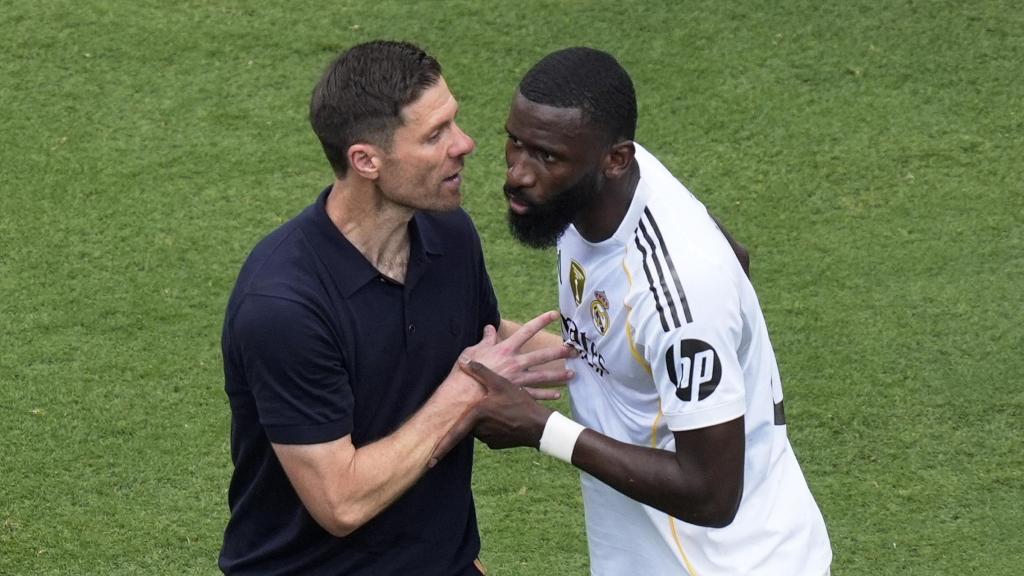 Xabi Alonso habla con Rüdiger durante el Mundial de Clubes