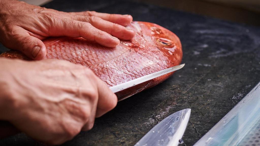 Abriendo el salmonete de manera transversal.