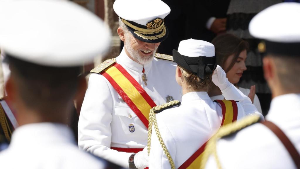 Felipe VI, visiblemente emocionado, al recibir a su hija Leonor.