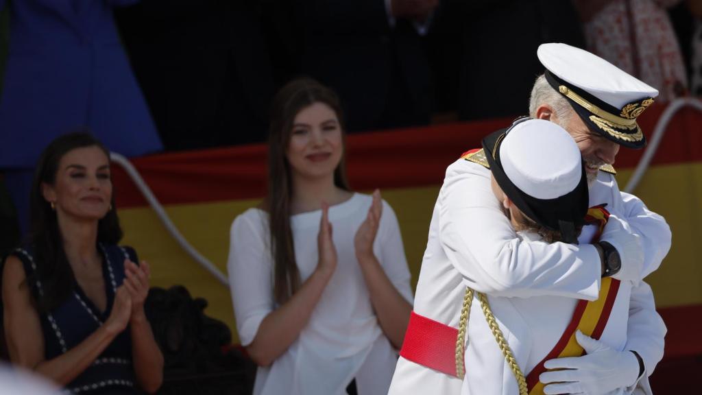 Felipe VI, muy cariñoso con su hija Leonor. En el fondo, Queen Letizia e Infanta Sofía.