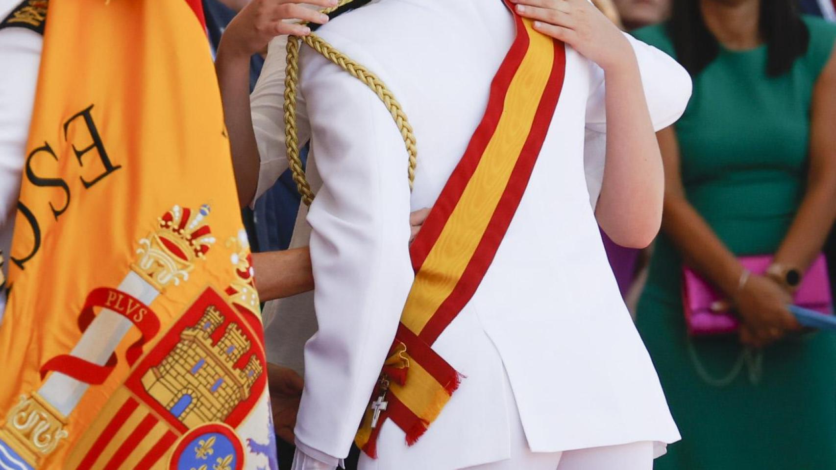 Las hijas de los Reyes, durante el acto castrense.