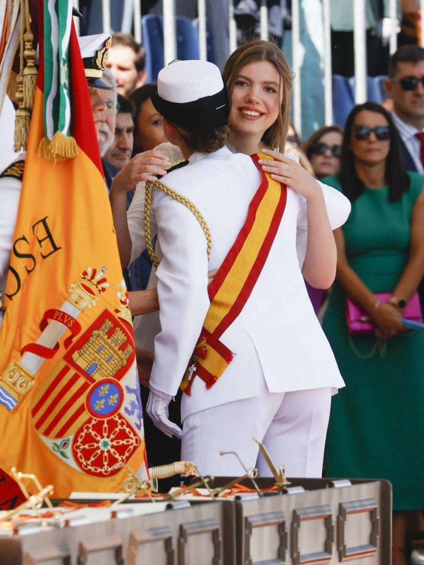 El abrazo entre Leonor y la Infanta Sofía en Marín.