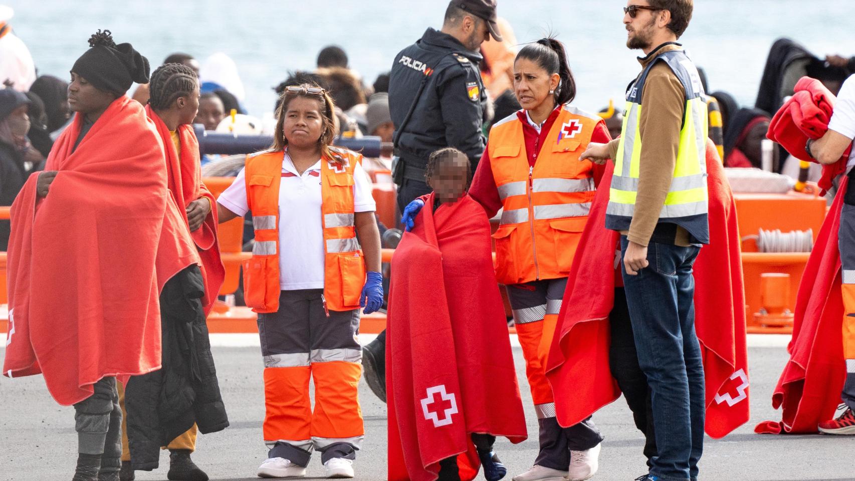 El Gobierno suspende la reunión para reubicar a menores migrantes tras el plante de todas las CCAA del PP
