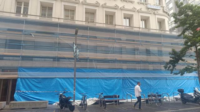 Starbucks retira la polémica lona de su próxima apertura en el centro de A Coruña