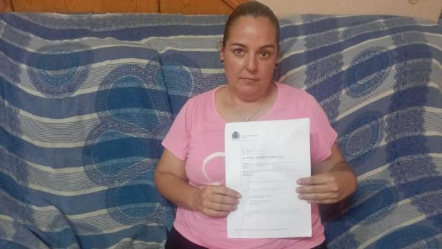 Mari Carmen posa para EL ESPAÑOL mientras sujeta la sentencia del TSJ de Murcia.