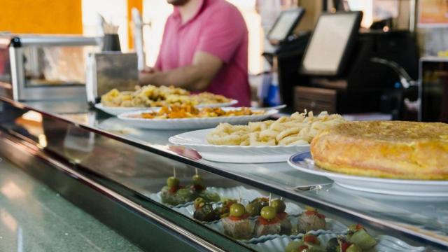 Barra de un local con pinchos y tapas.