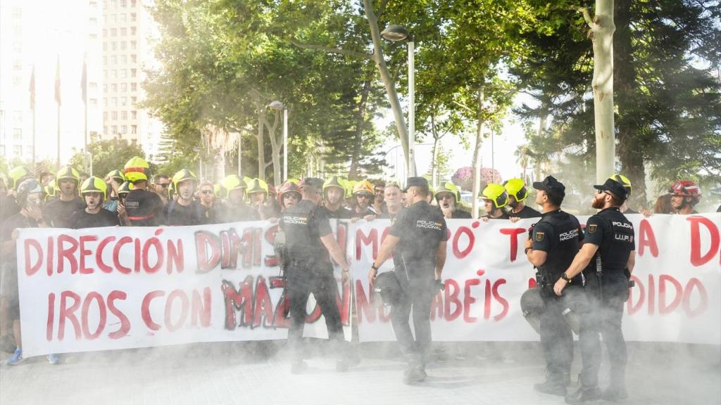 Concentración de bomberos a las puertas de los juzgados de Valencia. Jorge Gil / Europa Press