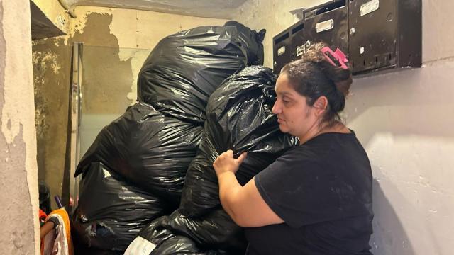 Pilar recogiendo en bolsas sus pertenencias y las de sus hijos.