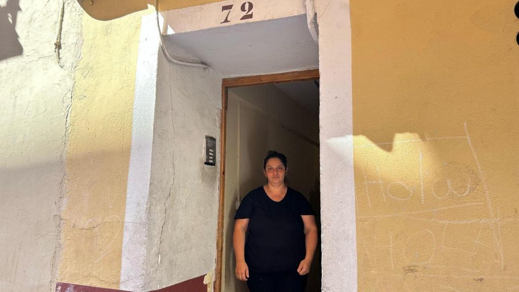 Pilar, en la puerta de su edificio.