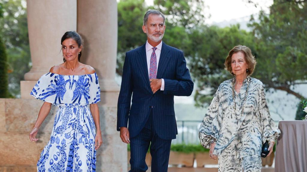 Los reyes Felipe VI y Letizia en Marivent, acompañados por la reina emérito, en agosto de 2023.