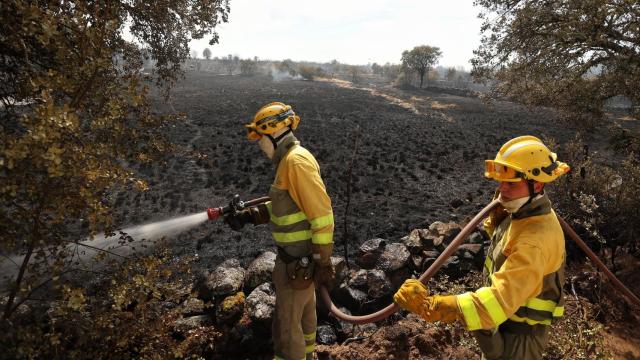 Dos bomberos trabajando en el incendio de la provincia de Salamanca, este jueves