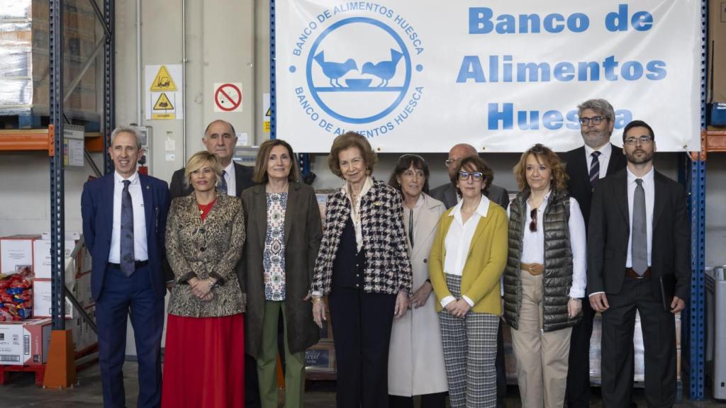 Queen Sofía en una visita al banco de alimentos en Huesca en 2024.