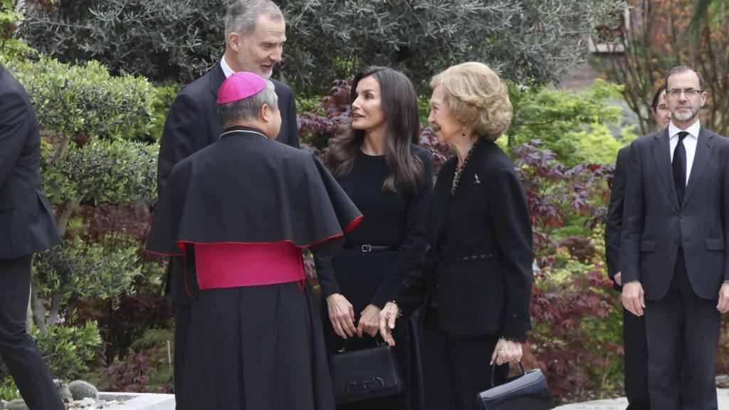 Los reyes al lado del emérito cuando fueron a firmar el Libro de Condolencias por la muerte del Papa Francisco