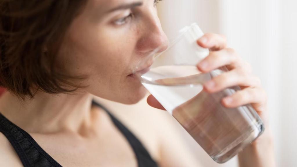 Una persona bebiendo agua.