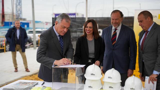 Primera piedra del residencial 'Cruz del Campo' con 92 viviendas protegidas entre Nervión y San Pablo, en marzo de 2025.