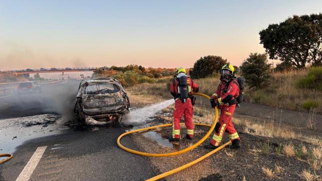 Incendio de alto riesgo de un coche GLP con siete viajeros a bordo en la A-66