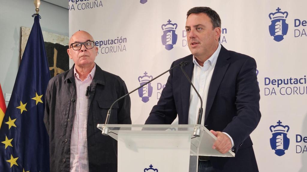 El presidente provincial Valentín González Formoso, y el vicepresidente, Xosé Regueira, en rueda de prensa este viernes.