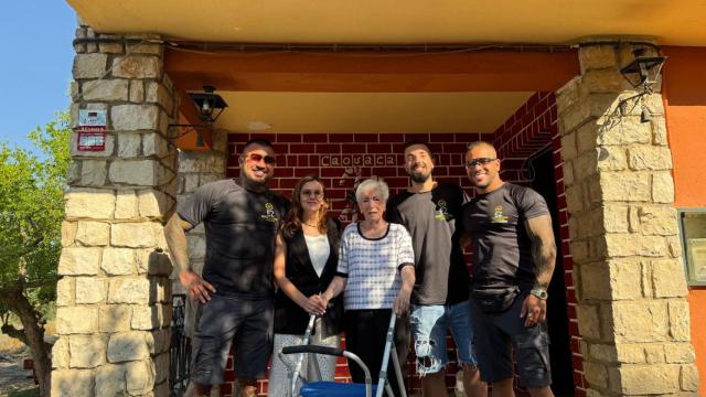 Carmen junto a su nieto, la alcaldesa y los mediadores