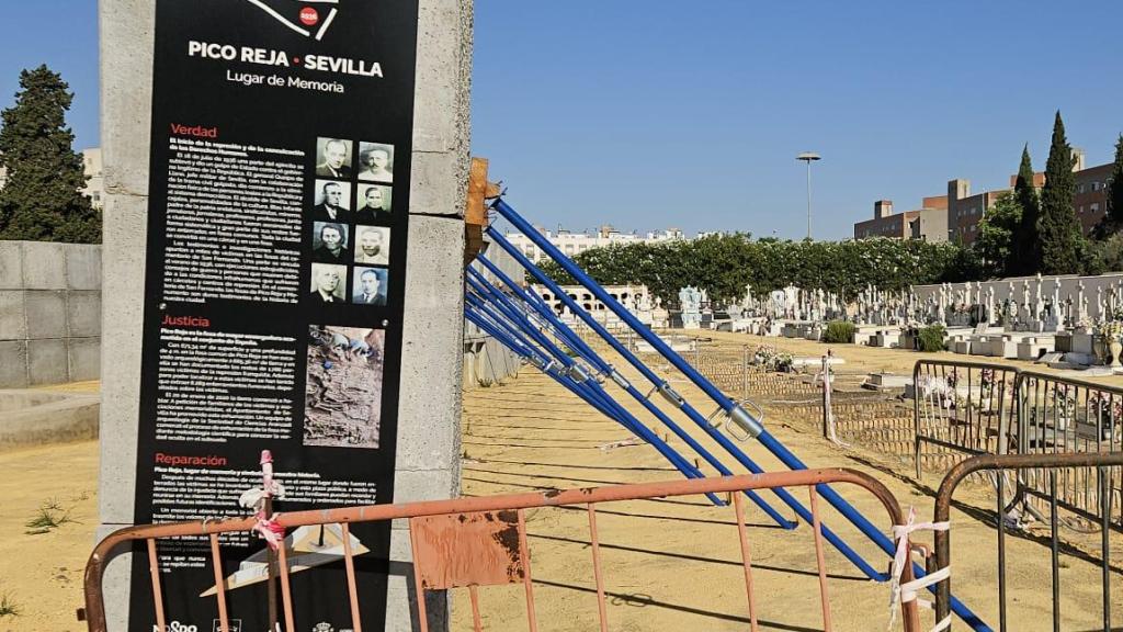 El memorial de Pico Reja, apuntalado por el Ayuntamiento de Sevilla.