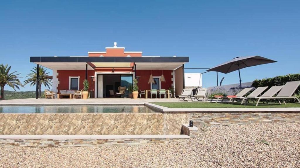 La granja rural de Bini Aumaia con piscina panorámica.