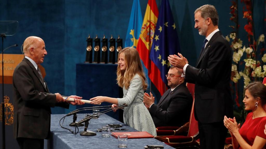 Alejandro Portes recibe el Premio Princesa de Asturias de las Ciencias Sociales en 2019 a manos de la Princesa Leonor.