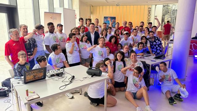 El concejal de Juventud, Pedro Martínez, junto a los integrantes de AVIVA