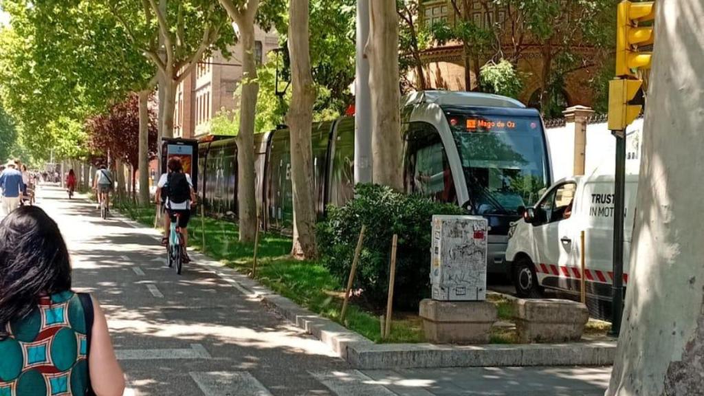 Tranvía de Zaragoza parado.