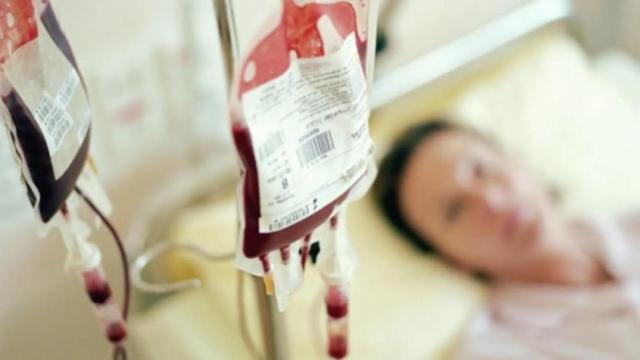 Una mujer recibiendo una transfusión de sangre.