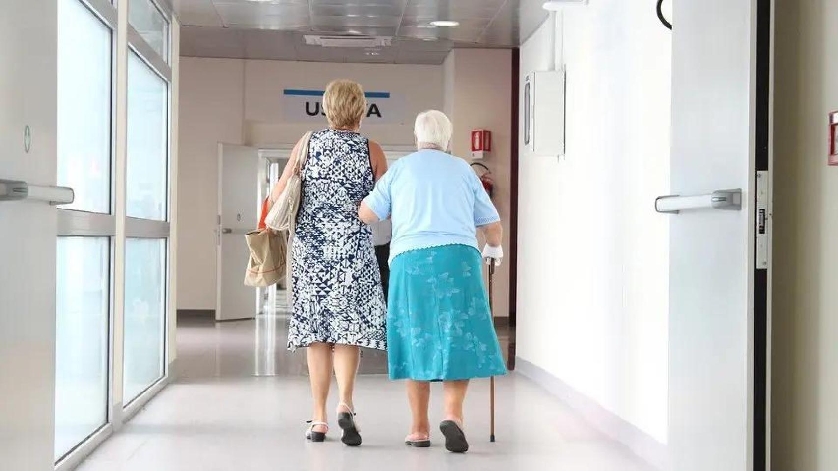El dramático deterioro de la salud de la mujer a partir de los 65 años en España: "Viven más pero peor que el hombre"