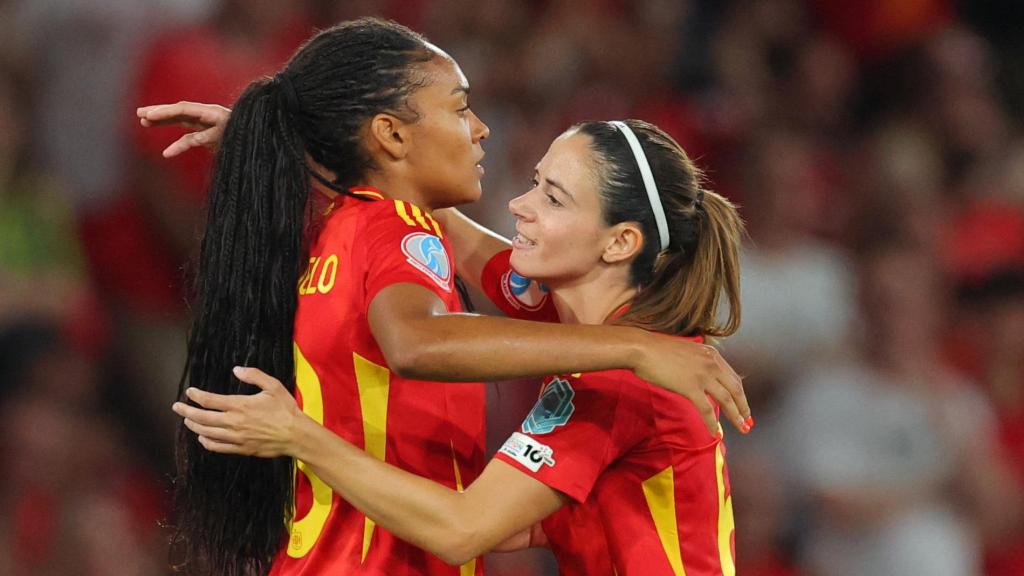 Salma y Aitana se abrazan al finalizar el encuentro.