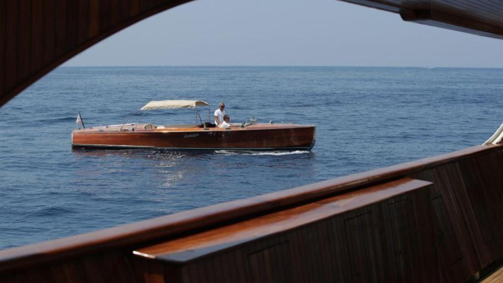 El yate tiene dos barcos auxiliares.