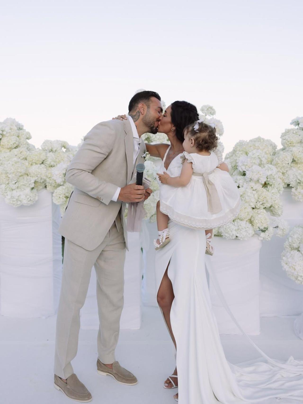 Noelia López y Roberto Jiménez ya son marido y mujer: el álbum privado de  su boda en Atenas y los detalles de un vestido de novia "que no compite con  el paisaje"