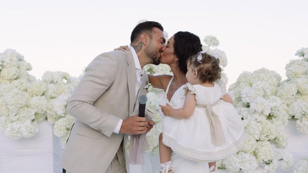Noelia López y Roberto Jiménez ya son maridos y esposa: el álbum privado de su boda en Atenas y los detalles de un vestido de novia que no compite con el paisaje