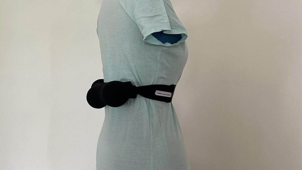 El cinturón Apnepoz en un maniquí.