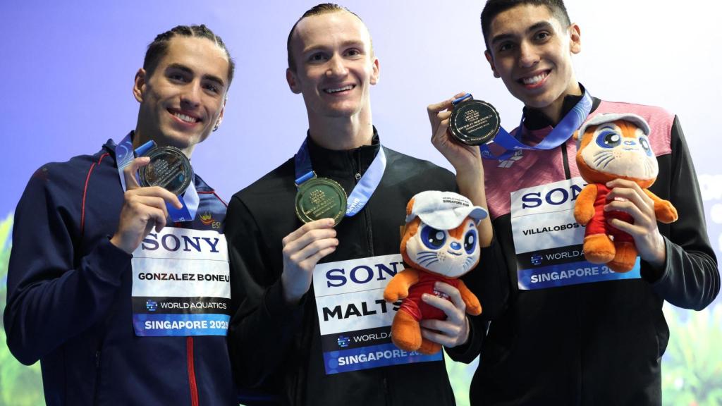 Dennis González, a la izquierda, con su plata en solo técnico del Mundial de Singapur 2025