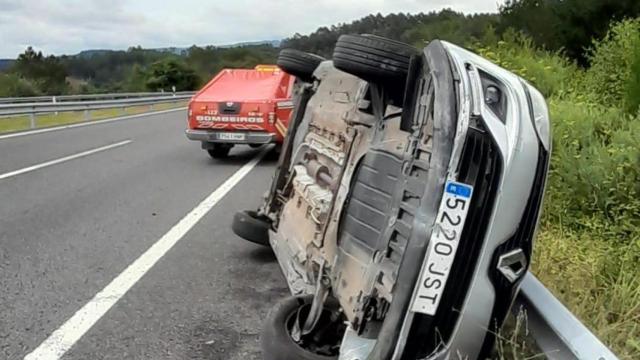 Herida una mujer tras volcar su vehículo en la A-6 a su paso por Abegondo (A Coruña)