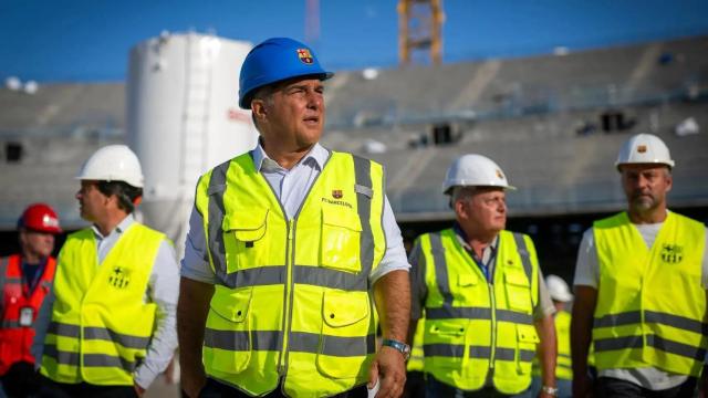 El presidente del Barça, Joan Laporta, durante una de las visitas del club al interior del Camp Nou durante el proceso de remodelación.